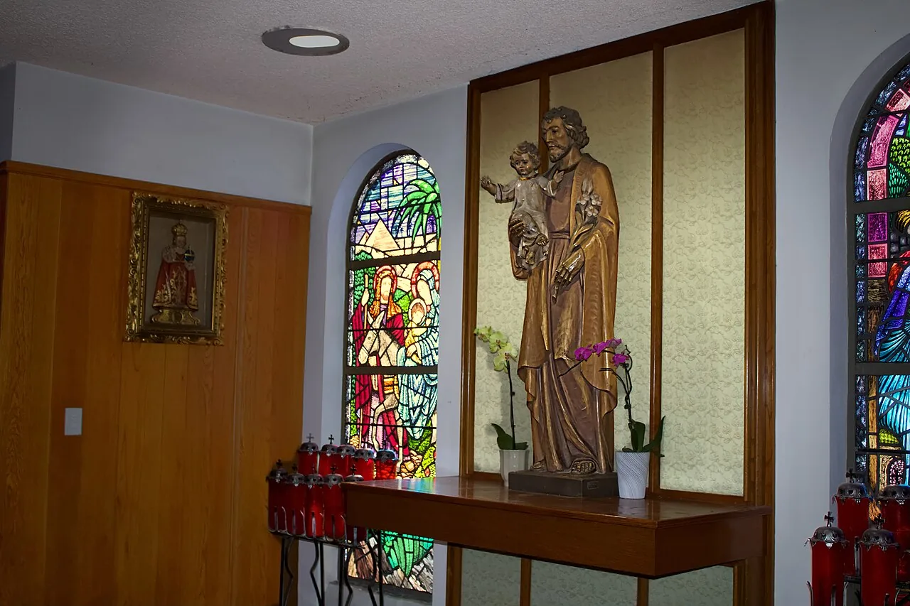 Imagem de São José com o Menino Jesus em igreja